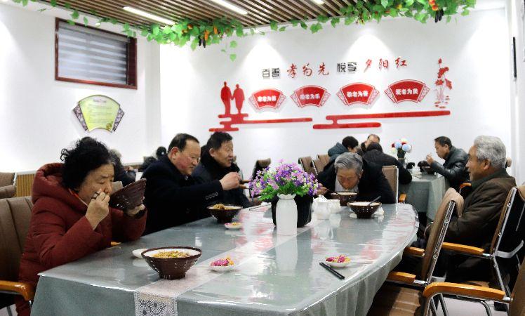 南苑路社區(qū)，老人在“老年餐桌”就餐。  通訊員  耿洋洋  攝  
