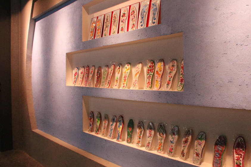 莊子峁生態(tài)農(nóng)莊農(nóng)耕文化展示廳內(nèi)展示的手工刺繡鞋墊。