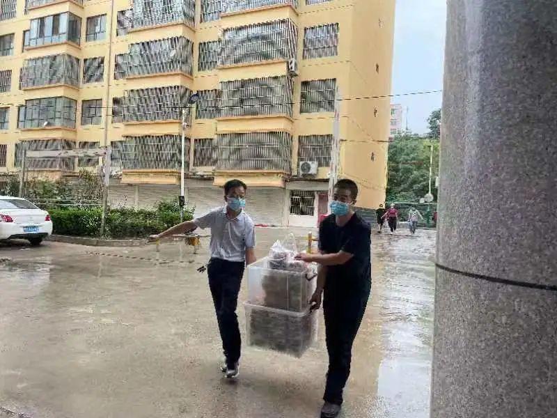 看到路邊的醫(yī)護(hù)人員，鎮(zhèn)原這對80后夫妻果斷做了一個決定！