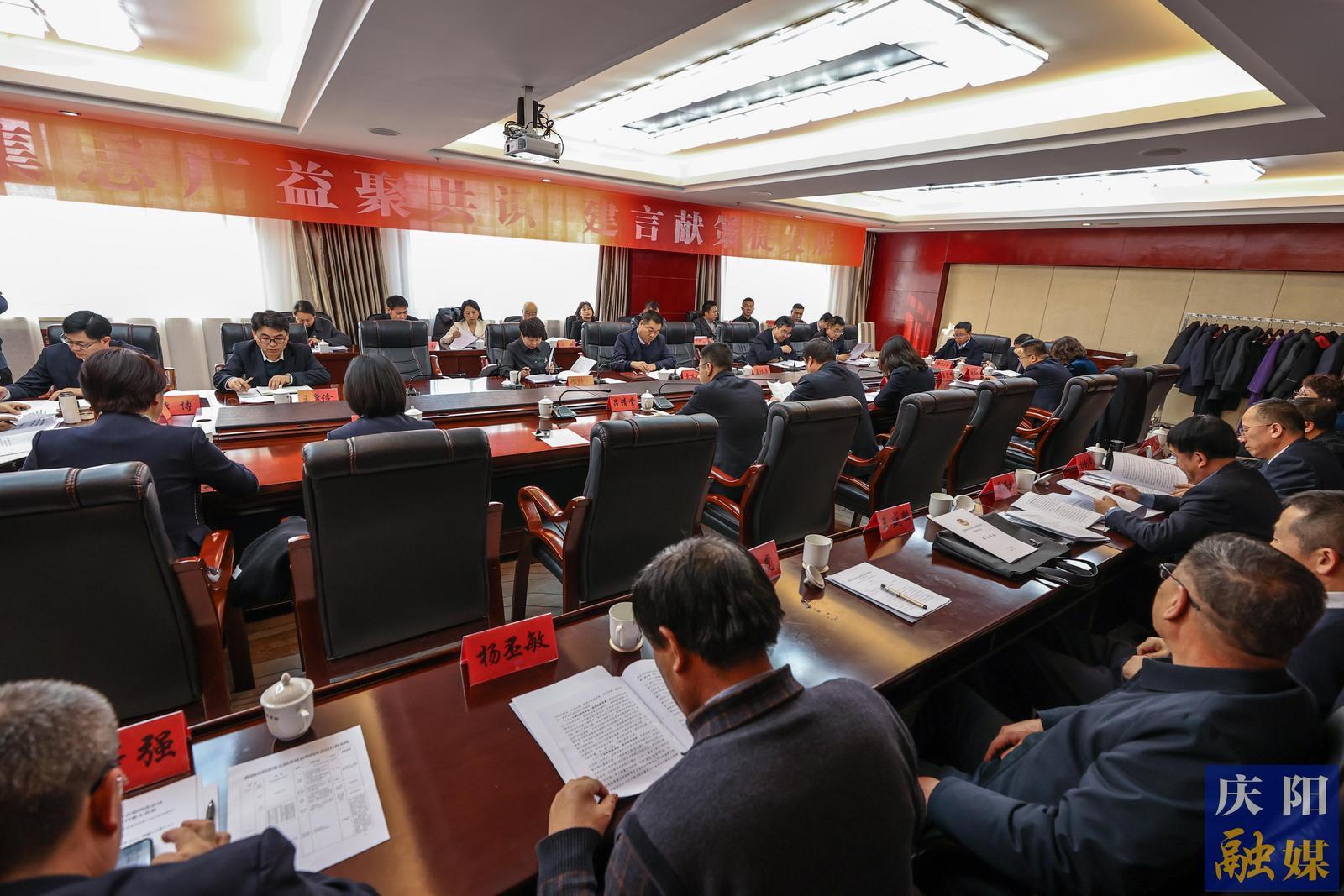 【圖說兩會】凝心聚力，共謀發(fā)展！慶陽市政協(xié)委員分組討論黃澤元講話和政協(xié)兩個報告